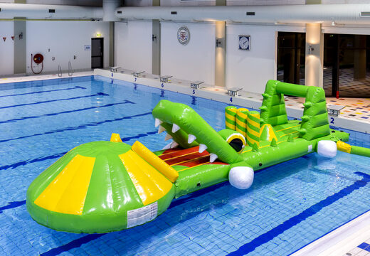 Unieke opblaasbare glijbaan in thema krokodil bestellen voor zowel jong als oud. Koop opblaasbare zwembadspelen nu online bij JB Inflatables Nederland 