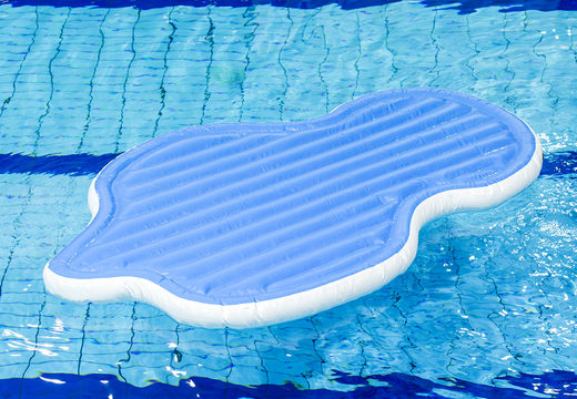 Multifunctionele opblaasbare splash plateau voor zowel jong als oud kopen. Bestel opblaasbare zwembadspelen nu online bij JB Inflatables Nederland 