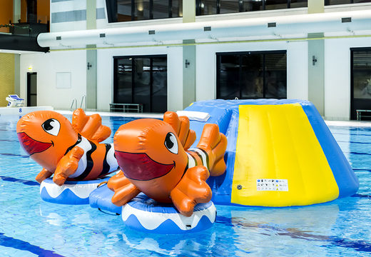 Opblaasbare luchtdichte eilandslide in clownvis thema met de vrolijke 3D clownvissen en het coole design bestellen voor zowel jong als oud. Koop opblaasbare zwembadspelen nu online bij JB Inflatables Nederland 