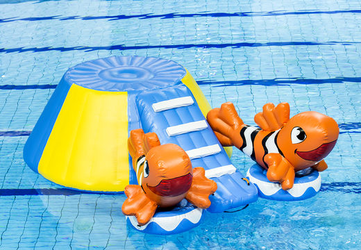 Eilandslide clownvis luchtdicht met de vrolijke 3D clownvissen en het coole design voor zowel jong als oud kopen. Bestel opblaasbare waterattracties nu online bij JB Inflatables Nederland 
