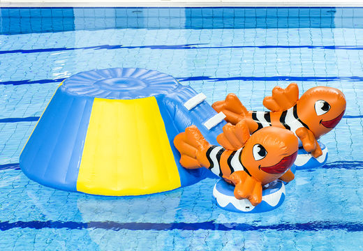 Luchtdichte opblaabare eilandslide in clownvis thema met de vrolijke 3D clownvissen en het coole design voor zowel jong als oud bestellen. Koop opblaasbare zwembadspelen nu online bij JB Inflatables Nederland 