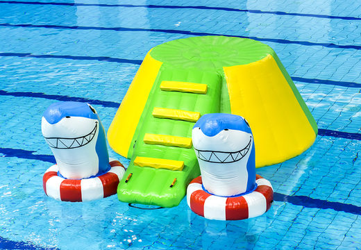 Bestel luchtdichte opblaabare eilandslide in thema haai met de vrolijke 3D haaien en het coole design kopen voor zowel jong als oud. Koop opblaasbare waterattracties nu online bij JB Inflatables Nederland 
