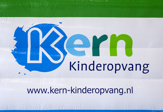 Maatwerk Kern - mini overdekt springkussen met logo met of zonder dak zijn te gebruiken in elk seizoen. Bestel op maat gemaakte luchtkussens bij JB Promotions Nederland