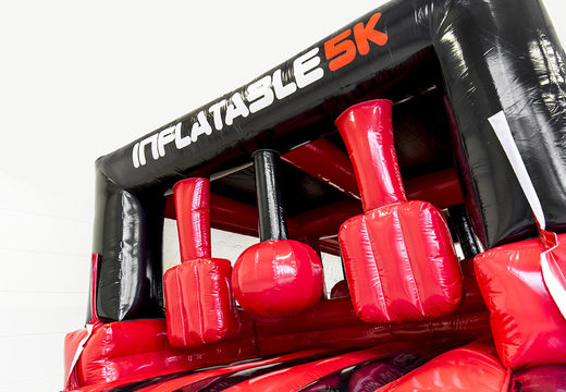 Maatwerk Inflatable 5K run stormbaan bestellen voor zowel jong als oud. Koop opblaasbare stormbanen nu online bij JB Promotions Nederland