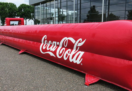 Inflatable opblaasbare rood Coca Cola voetbalboarding voor diverse evenementen. Koop een voetbalboarding nu online bij JB Inflatables Nederland