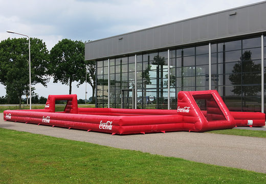 Opblaasbare maatwerk rood Coca Cola voetbalboarding kopen voor diverse evenementen. Bestel een voetbalboarding nu online bij JB Promotions Nederland
