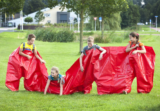Bestel rode funbroeken waar 4 personen in kunnen zitten voor zowel oud als jong. Koop opblaasbare zeskamp artikelen online bij JB Inflatables Nederland