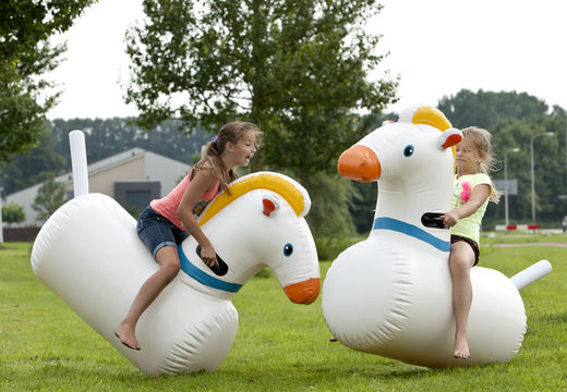Inflatable megagrote hobbelpaarden voor zowel oud als jong bestellen. Koop opblaasbare zeskamp artikelen online bij JB Inflatables Nederland