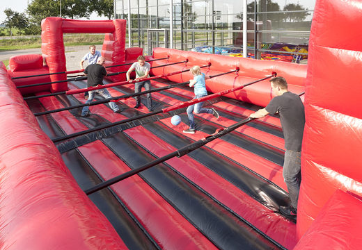 Leuke zwart rode opblaasbare tafelvoetbal met unieke boardingschuifsysteem met bodem kopen voor kids. Koop opblaasbare tafelvoetbal nu online bij JB Inflatables Nederland