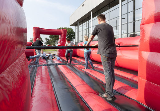 Inflatable zwart rode tafelvoetbal met unieke boardingschuifsysteem met bodem halen voor kids. Bestel opblaasbare tafelvoetbal nu online bij JB Inflatables Nederland