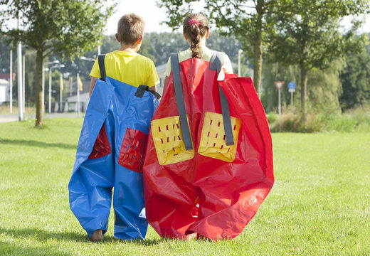 Bestel rode en blauwe sponsbroeken voor zowel oud als jong. Haal uw opblaasbare zeskamp artikelen nu online bij JB Inflatables Nederland