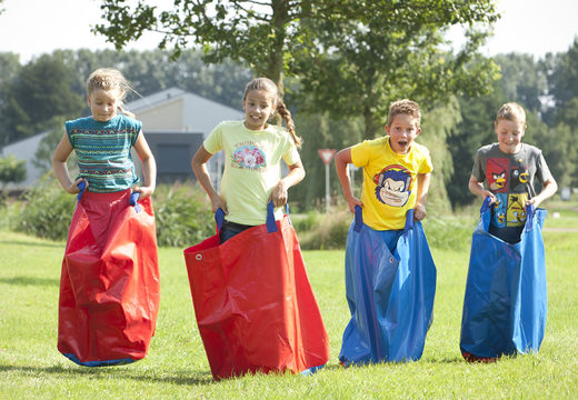 Haal rode en blauwe springzakken voor zowel oud als jong nu online. Koop opblaasbare zeskamp artikelen online bij JB Inflatables Nederland