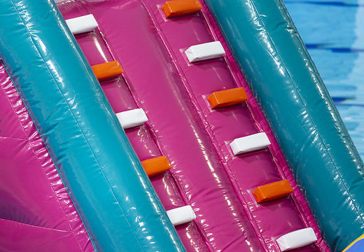 Unieke colle opblaasbare Flamingo Run stormbaan kopen voor zowel jong als oud. Bestel opblaasbare zwembadspelen nu online bij JB Inflatables Nederland 