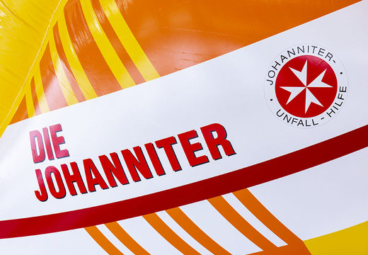 Maatwerk Die Johanniter Multiplay Ambulance super springkussen geschikt voor diverse evenementen. Bestel op maat gemaakte luchtkussens bij JB Promotions Nederland