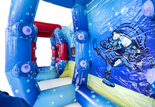 Unieke inflatable IPS Ninja Splash met een waterspuit voor zowel jong als oud. Koop opblaasbare IPS Ninja attracties nu online bij JB Inflatables Nederland 