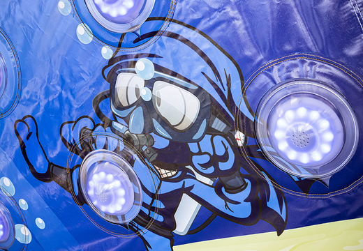 Koop inflatable IPS Splash Wall underwater theme - detail print en spot met een waterspuit aan de bovenkant voor zowel jong als oud. Bestel opblaasbare opblaasbare waterspelen nu online bij JB Inflatables Nederland 