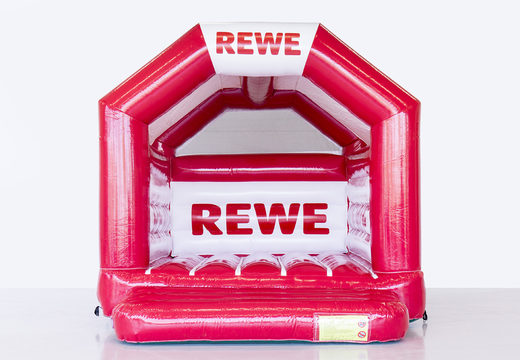 Bestel gepersonaliseerde Rewe springkussens in rode kleur voor evenementen. Vraag nu gratis ontwerp aan voor opblaasbare luchtkussens in eigen huisstijl  bij JB Inflatables Nederland