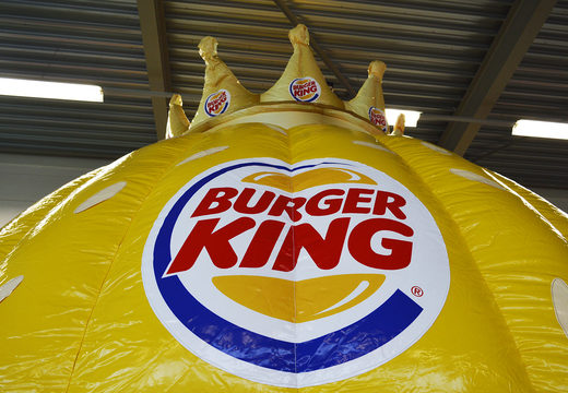 Gepersonaliseerde Burger King Whopper - dome ronde springkussen met de grote 3D kroon ideaal voor de kleintjes te koop. Koop nu op maat gemaakte opblaasbare promotionele springkussens online bij JB Inflatables Nederland