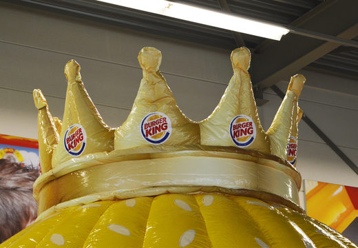Promotionele op maat gemaakte Burger King Whopper - dome ronde springkussen met de grote 3D kroon kopen. Bestel nu opblaasbare reclame luchtkussens in eigen huisstijl bij JB Inflatables Nederland