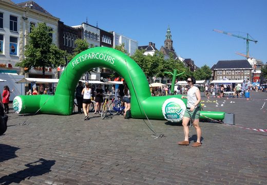 Gepersonaliseerde fietsersbond finishboog met afneembare banners te koop bij JB Inflatables Nederland. Bestel nu maatwerk reclamebogen online