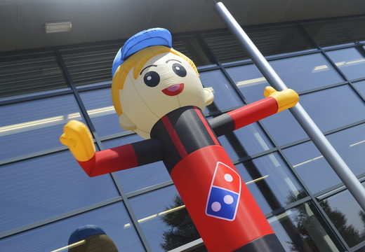Maatwerk Domino's Pizza waving skyman skytubes opblaasbaar bestellen bij JB Inflatables Nederland. Vraag nu gratis ontwerp aan voor opblaasbare airdancer in eigen huisstijl