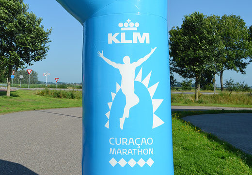 Gepersonaliseerde KLM start & finishboog met afneembare banners te koop bij JB Inflatables Nederland. Bestel nu op maatwerk reclamebogen online