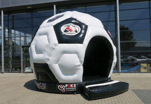 Op maat gemaakte opblaasbare Heracles - ronde voetbal springkussen bestellen bij JB Inflatables Nederland. Vraag nu gratis ontwerp aan voor opblaasbare luchtkussens in eigen huisstijl
