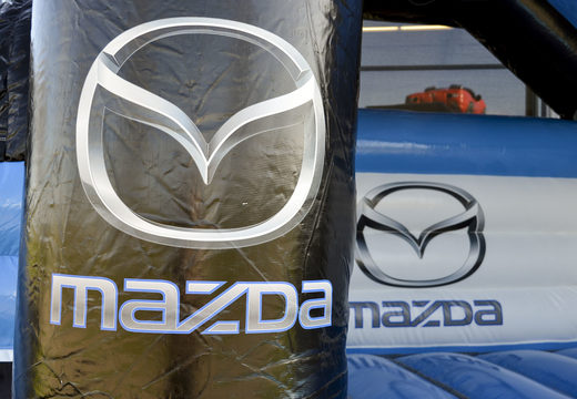 Koop maatwerk Mazda multifun springkussen met glijbaan en 3D auto in verschillende soorten en maten bij JB Promotions Nederland. Vraag nu gratis ontwerp aan voor opblaasbare luchtkussens in eigen huisstijl