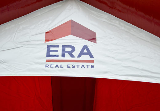 Promotionele op maat gemaakte Era Real Estate - a frame huisje springkussen kopen. Bestel nu opblaasbare reclame luchtkussens in eigen huisstijl bij JB Inflatables Nederland