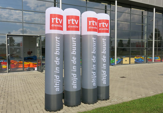 Koop op maat gemaakte opblaasbare  RTV Drenthe lichtpilaren. Bestel uw opblaasbare reclamezuilen online bij JB Inflatables Nederland