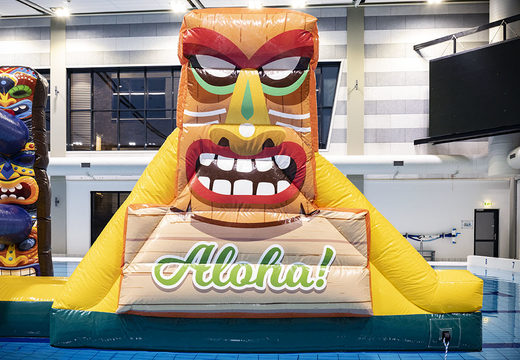 Stormbaan Tiki Aloha luchtdicht 12 meter lang, met felgekleurde 3D-objecten en Hawaïaanse prints voor zowel jong als oud kopen. Bestel opblaasbare waterattracties nu online bij JB Inflatables Nederland 
