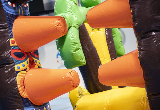 Opblaasbare 12 meter stormbaan in Tiki Aloha thema met felgekleurde 3D-objecten en Hawaïaanse prints bestellen voor zowel jong als oud. Koop opblaasbare waterattracties nu online bij JB Inflatables Nederland 