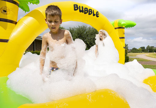 JB Bubbles opblaasbaar open springkussen met schuimkraan kopen in Jungle thema voor kids. Bestel opblaasbare springkussens bij JB Inflatables Nederland