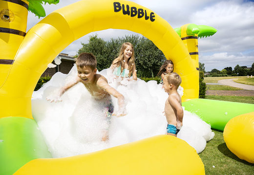 Bubble park springkussen met een schuimkraan in thema Jungle voor kinderen bestellen. Koop opblaasbare springkussens online bij JB Inflatables Nederland