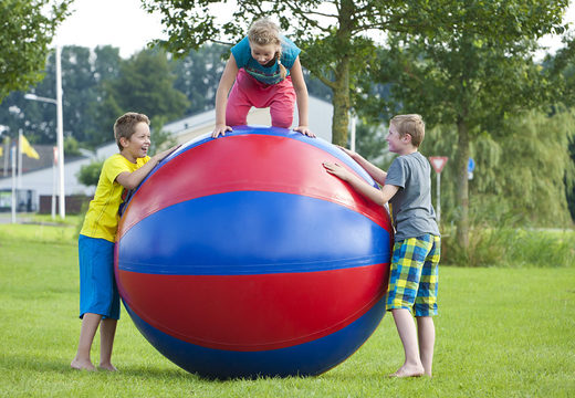 Koop multi inzetbare opblaasbare 1.5 en 2 meter blauw rode ballen voor zowel oud als jong. Bestel springkussens online bij JB Inflatables Nederland