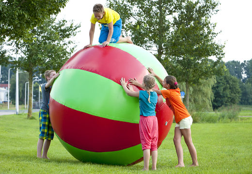 Opblaasbare multi inzetbare 1.5 en 2  meter groen rode ballen voor zowel oud als jong kopen. Bestel opblaasbare zeskamp artikelen online bij JB Inflatables Nederland
