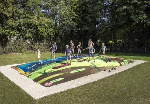 Gepersonaliseerde thema sprookje airmountain voor kids laten maken bij JB Inflatables Nederland. Springbergen in alle soorten en maten razendsnel op maat gemaakt