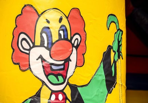 Standaard luchtkussen kopen in circus thema met mooie animaties zowel op de buiten als binnen wanden en op de pilaren voor kinderen. Bestel luchtkussens online bij JB Inflatables Nederland
