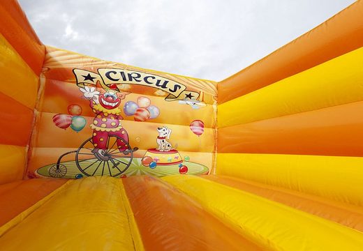Klein open oranje luchtkussen bestellen in thema circus voor kinderen. Bezoek JB Inflatables Nederland online