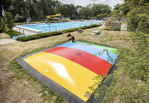 Regenboog 2 opblaasbare airmountain kopen voor kids. Bestel opblaasbare springbergen nu online bij JB Inflatables Nederland