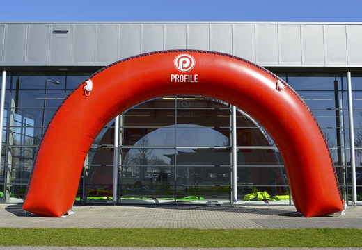 Gepersonaliseerde profile reclame boog te koop bij JB Inflatables Nederland. Bestel nu op maatwerk reclamebogen online