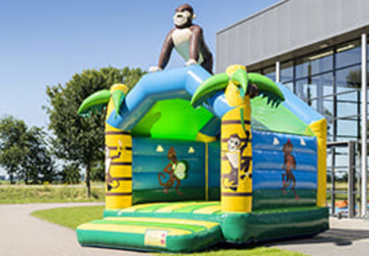 Standaard jungle springkasteel voor kinderen kopen in opvallende kleuren met bovenop een groot 3D object in de vorm van een gorilla. Bestel springkastelen online bij JB Inflatables Nederland