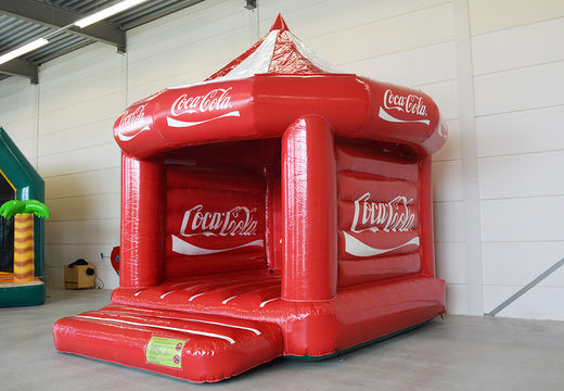 Koop maatwerk opblaasbare Coca-cola Carrousel springkussen bij JB Promotions Nederland. Promotionele springkussens in alle soorten en maten razendsnel op maat gemaakt bij JB Promotions