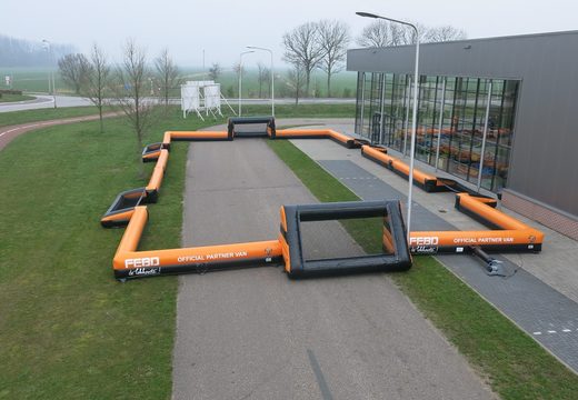 Opblaasbare jonger oranje boarding voor diverse evenementen kopen. Bestel een voetbalboarding nu online bij JB Promotions Nederland