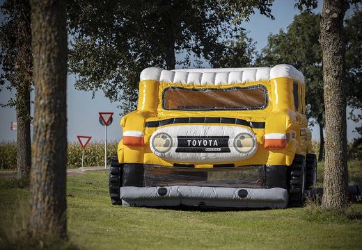 Bestel online opblaasbare Toyota Land Cruiser Autobedrijf van der Linde springkussen op maat bij JB Promotions Nederland; specialist in opblaasbare reclame artikelen zoals maatwerk springkussens