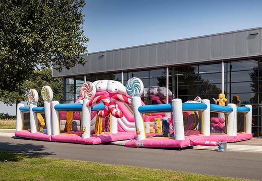 Gekleurde inflatable park in Candyland thema bestellen voor kinderen. Koop springkussens online bij JB Inflatables Nederland 