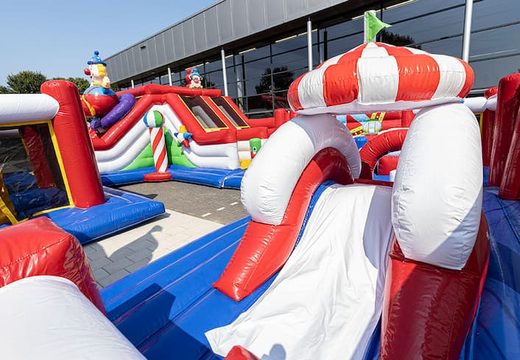 Inflatable circus springkasteel met glijbanen en leuke obstakels met prints bestellen voor kinderen. Koop springkastelen online bij JB Inflatables Nederland 