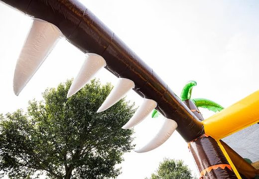 Inflatable jungle springkussen met meerdere glijbanen en allerlei leuke obstakels met jungle prints kopen voor kids. Bestel springkussens online bij JB Inflatables Nederland 