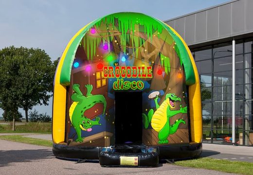 Nu te koop disco multi-thema 5,5 meter springkussen in Crocodile thema voor kinderen. Bestel online opblaasbare springkussens bij JB Inflatables Nederland
