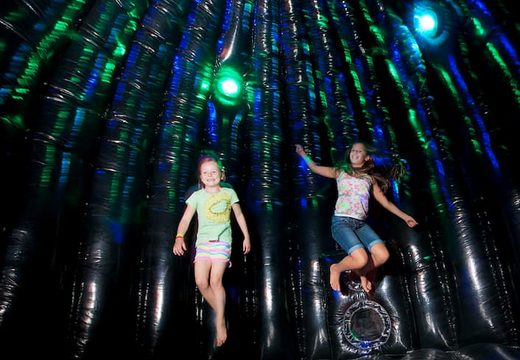 Standaard 4m opblaasbaar luchtkussen kopen voor kinderen in disco thema. Bestel opblaasbare luchtkussens bij JB Inflatables Nederland